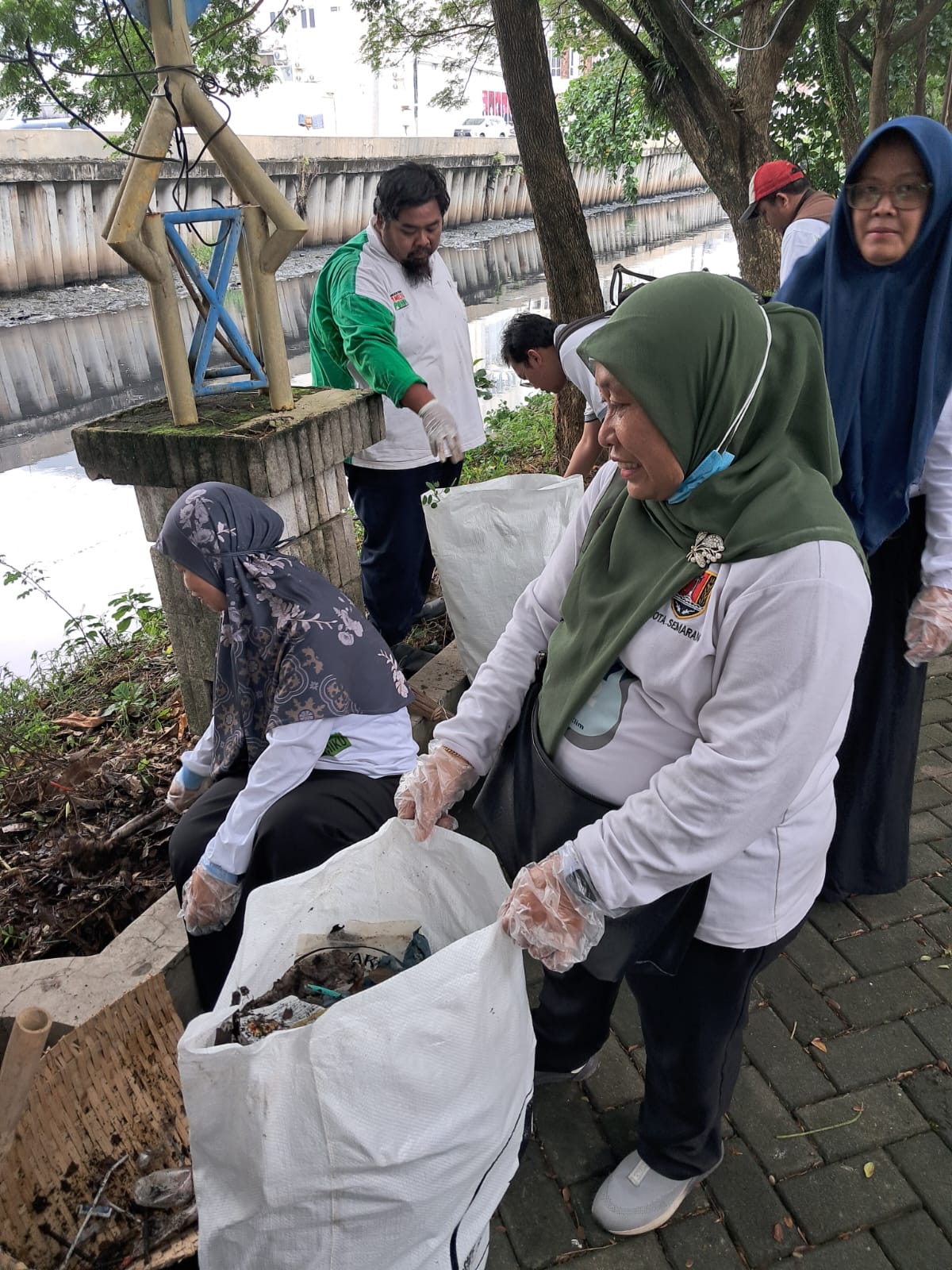 Foto Aksi Bersih Bersih Sungai Dalam Rangka Memperingati HPSN